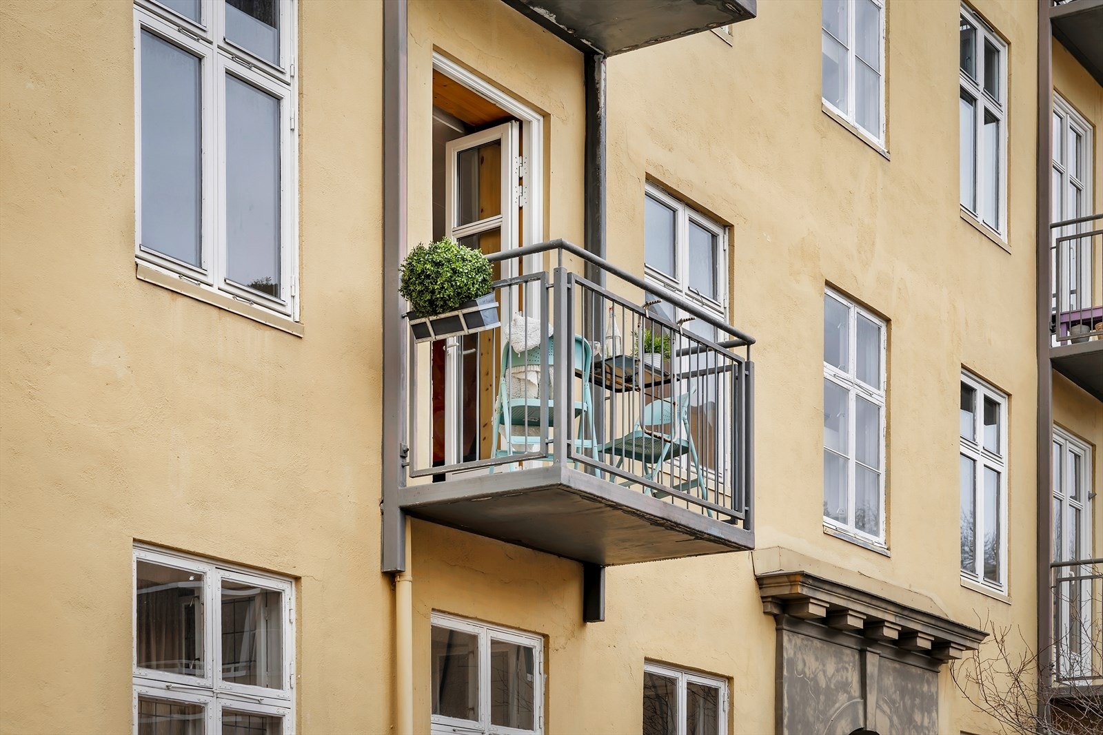 Sørvendt balkong med sol store deler av dagen. Galleribilde