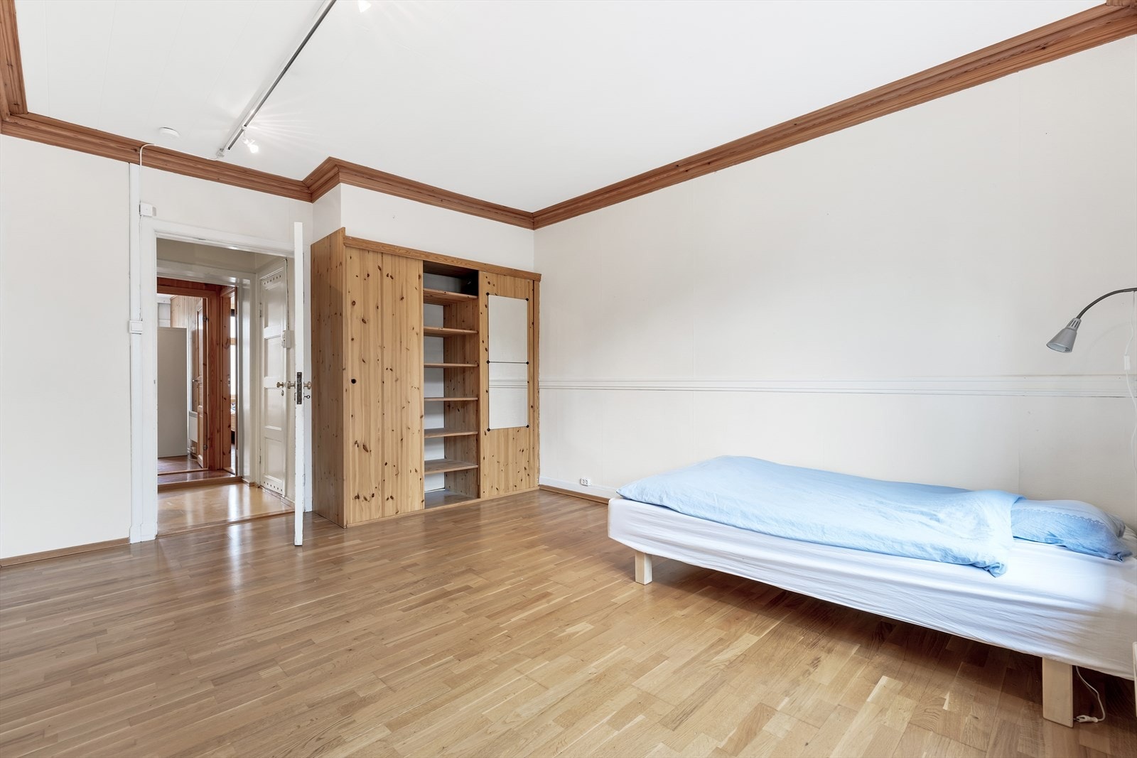 Soverom 4 med god takhøyde, brede taklister og store/dype vindu. 16,6 kvm. Galleribilde