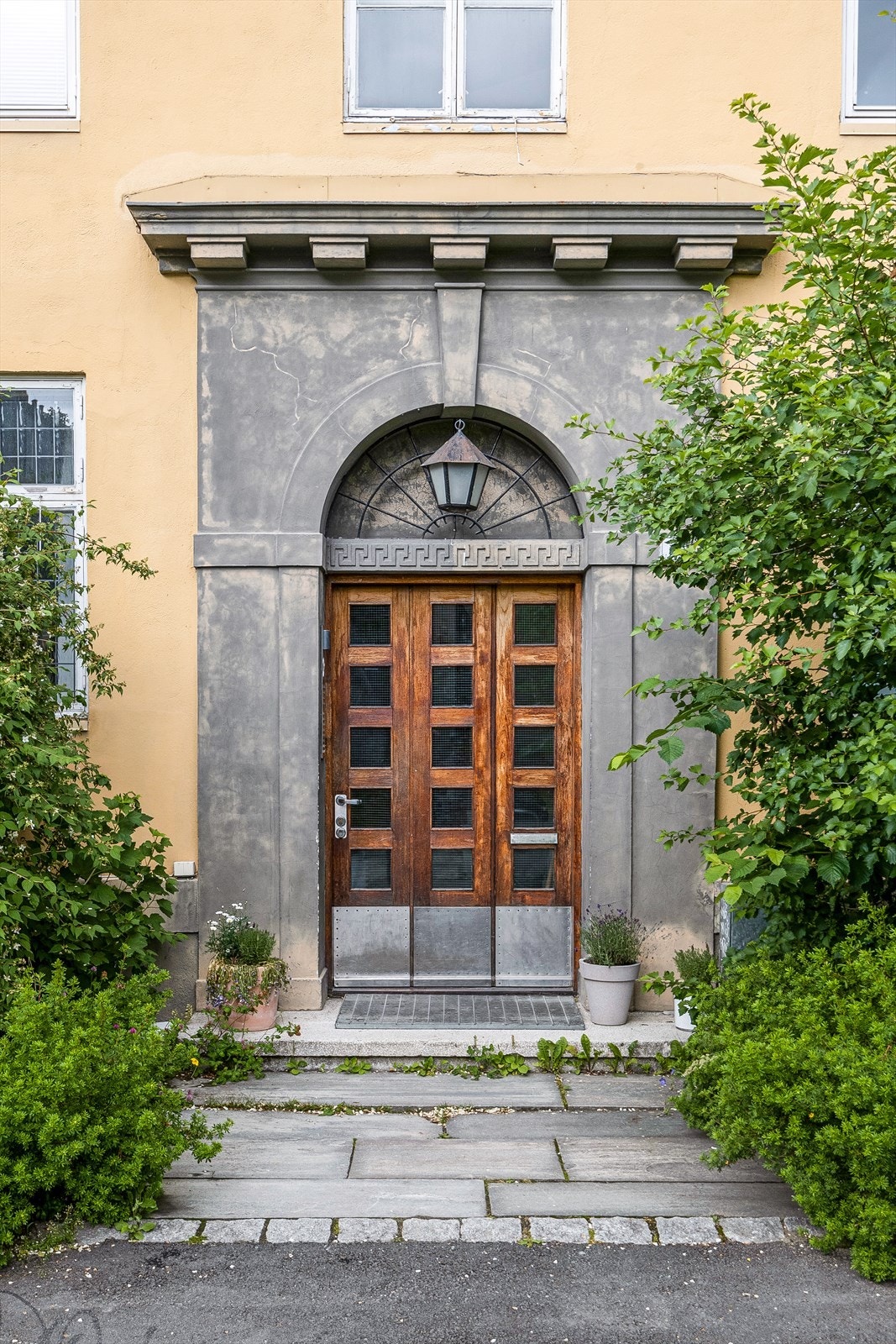 Karakteristisk inngangsparti omkranset av beplantning. Galleribilde