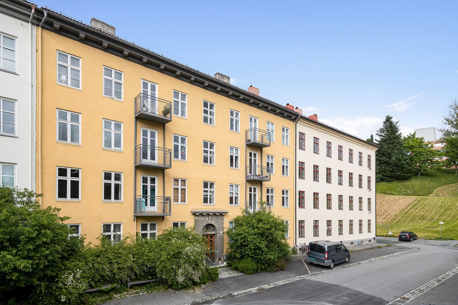 Heimdal Eiendomsmegling v/Henrik Midtøy har gleden av å presentere en romslig bygårdsleilighet med en sentral beliggenhet. Her får du den klassiske bygård sjarmen som god takhøyde, pent inngangsparti/oppgang, balkong og en frodig bakgård. Galleribilde