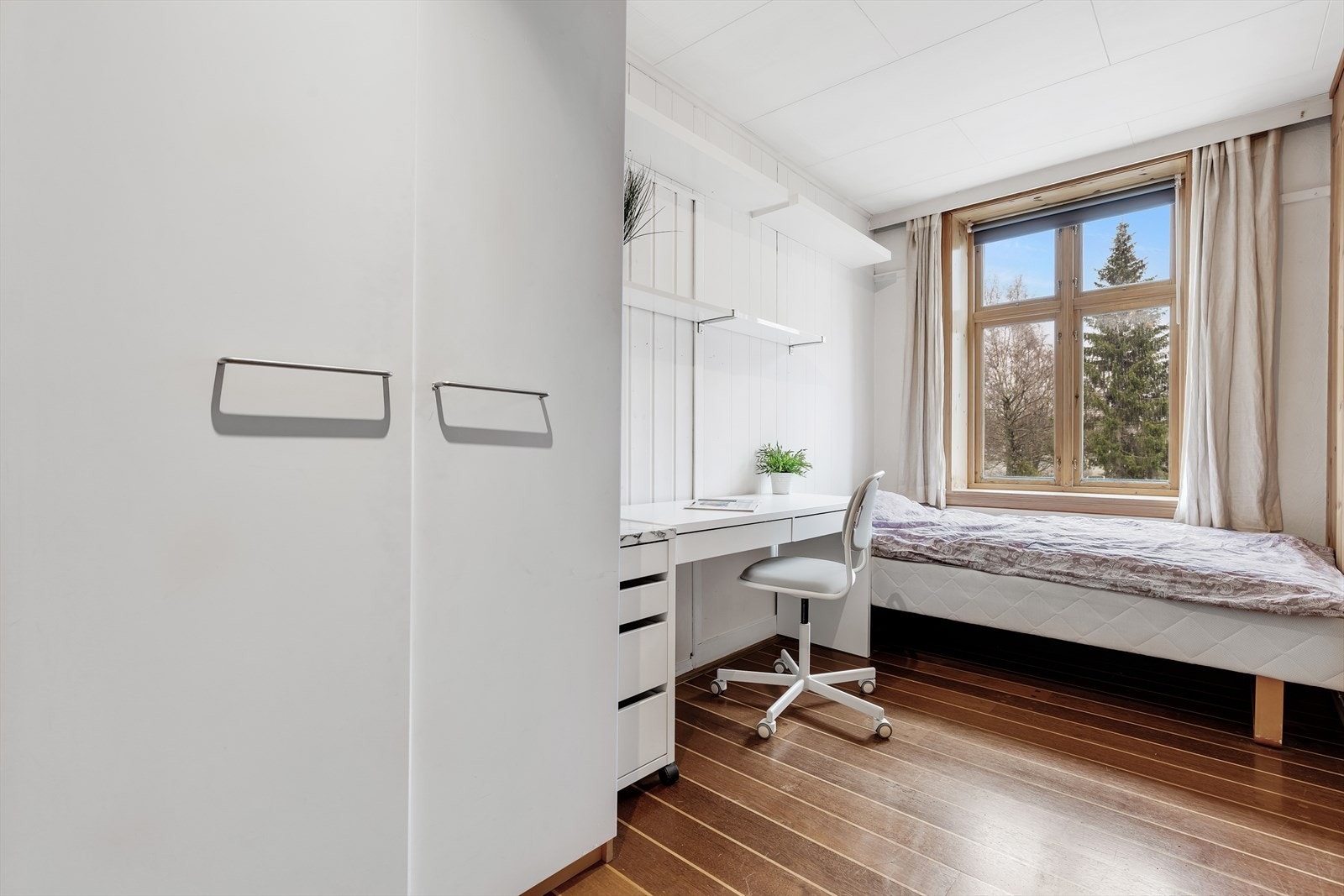 Soverom 1 med god takhøyde, skipsgulv og store/dype vindu. 9,2 kvm. Galleribilde