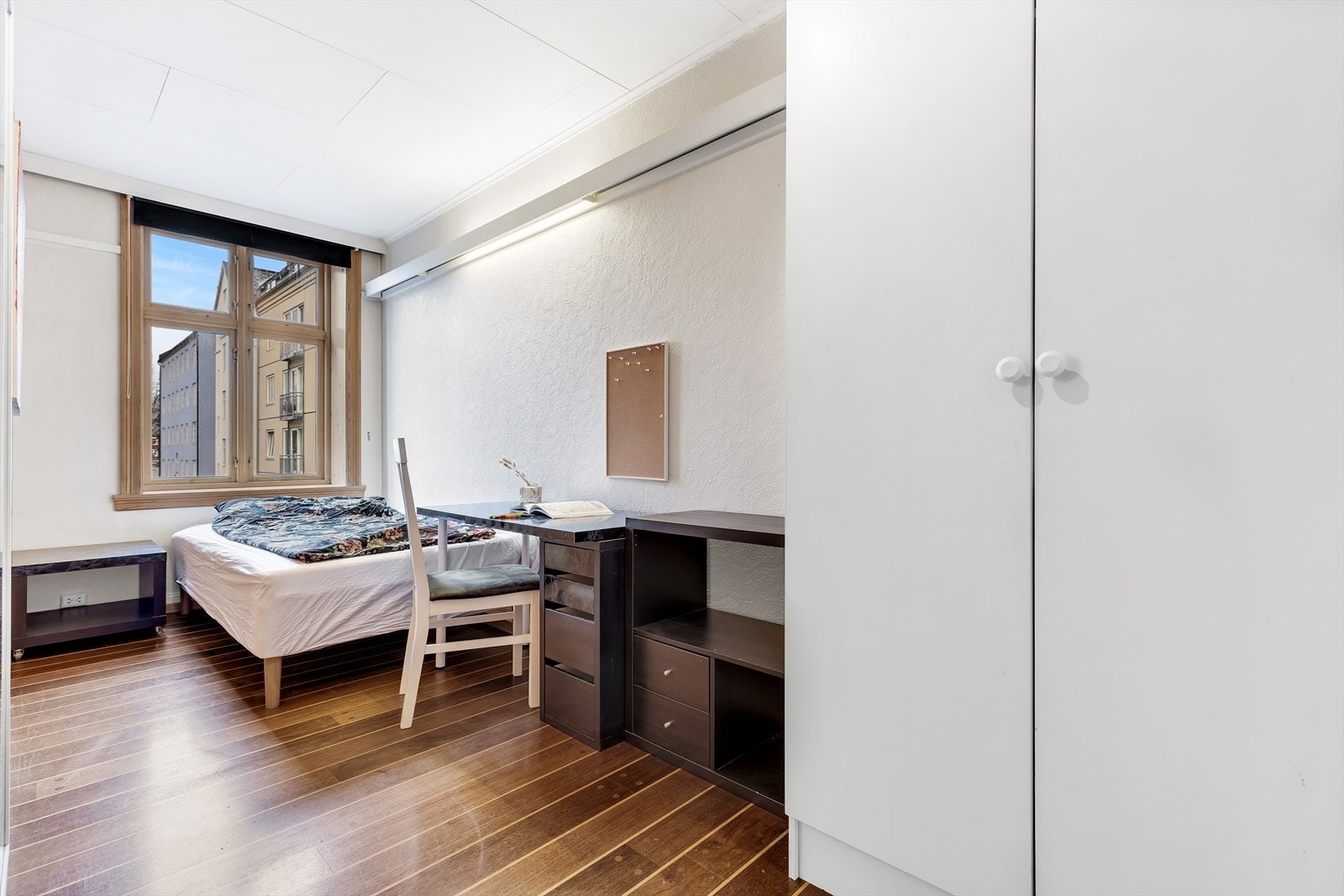 Soverom 2 med god takhøyde, skipsgulv og store/dype vindu. 9,1 kvm. Galleribilde