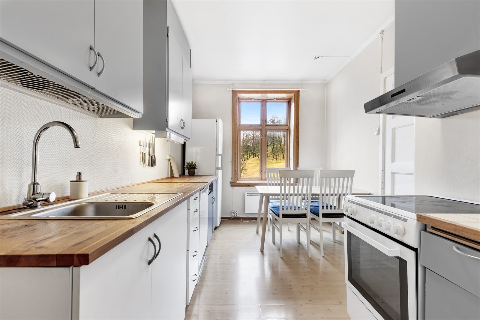 Kjøkken fra 2008 med mye skap og benkeplass. Galleribilde