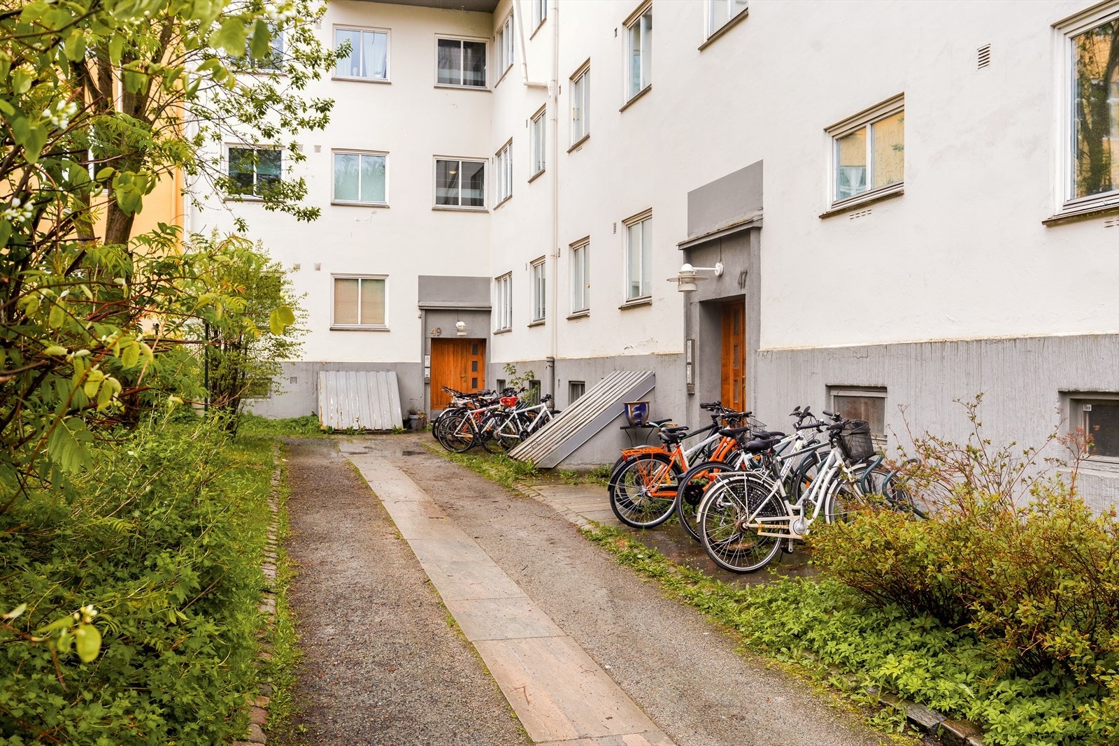 Sykkelparkering i bakgård. Galleribilde