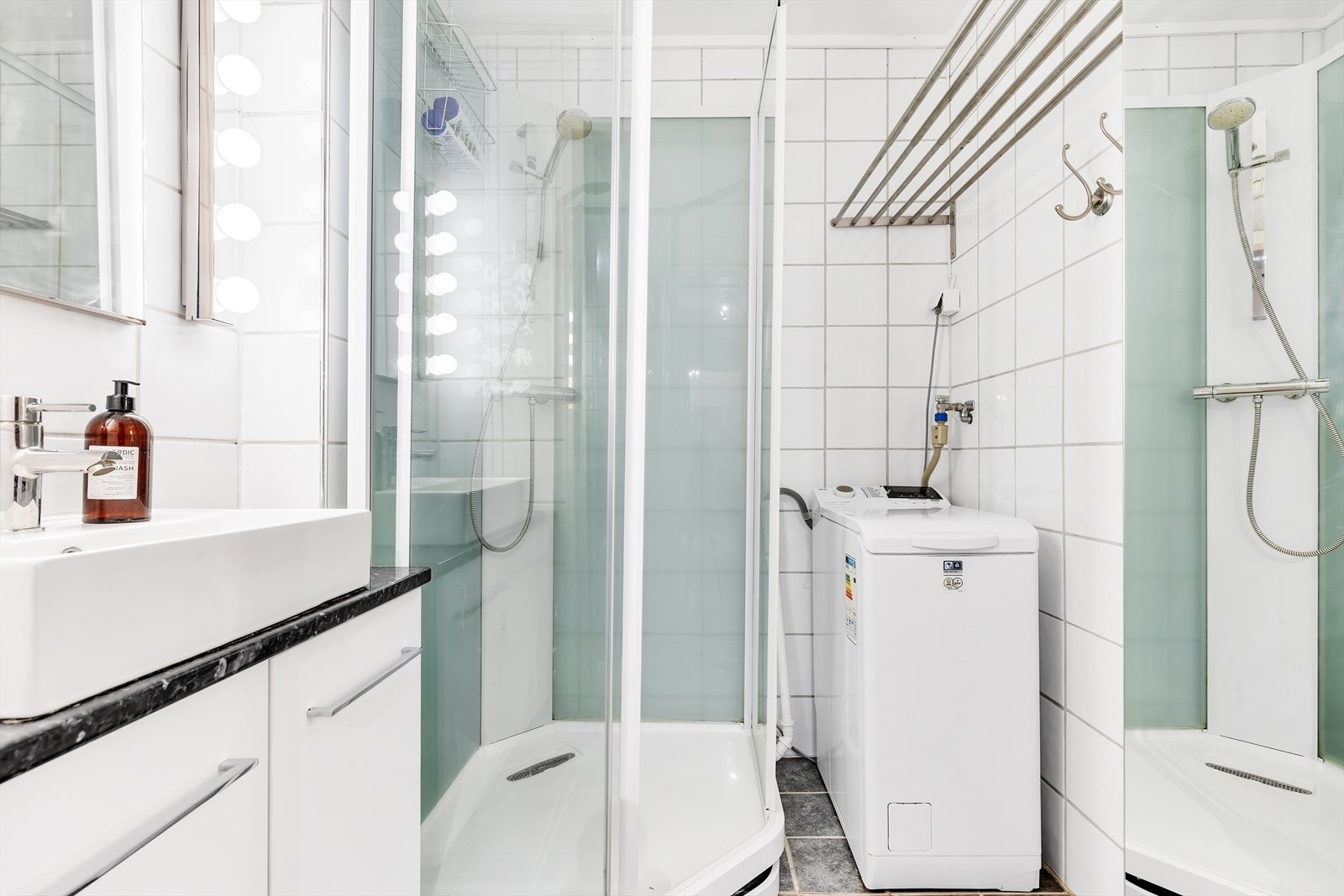 Flislagt bad fra 2008 med varmekabler i gulv. Innredet med servantskap, speil og dusjkabinett. Opplegg for vaskemaskin. Galleribilde