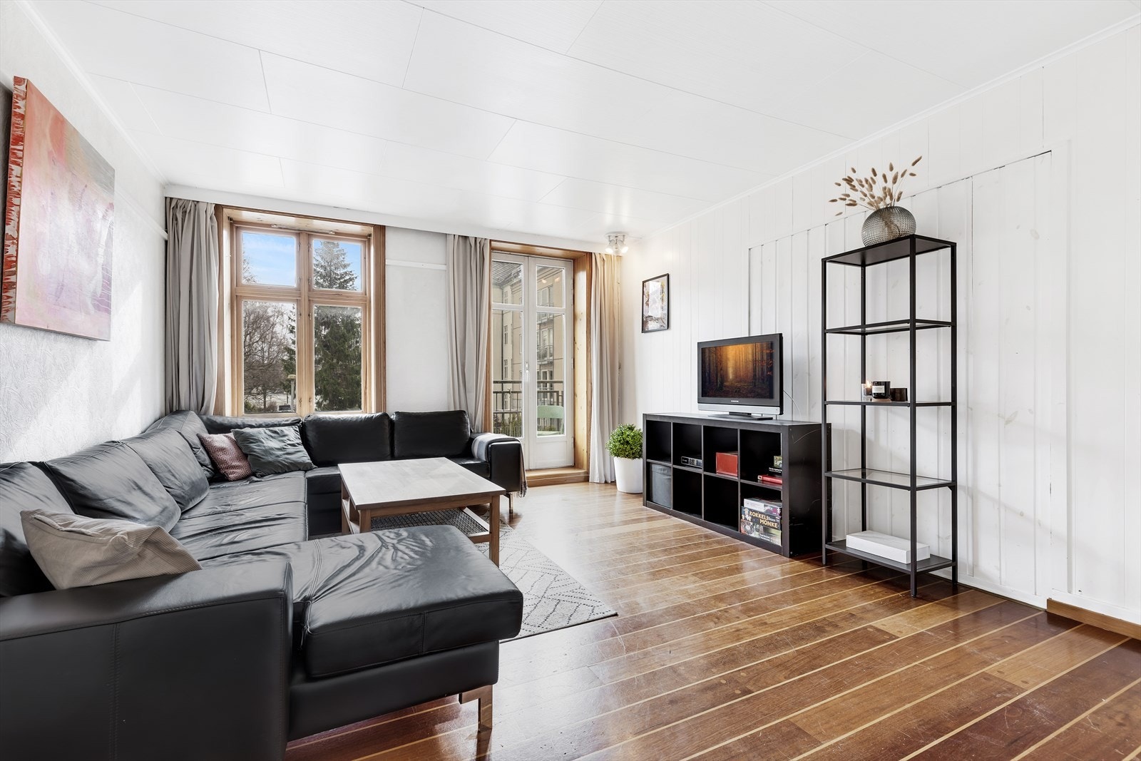 Stor stue på 19,8 kvm. med god takhøyde og skipsgulv. Galleribilde