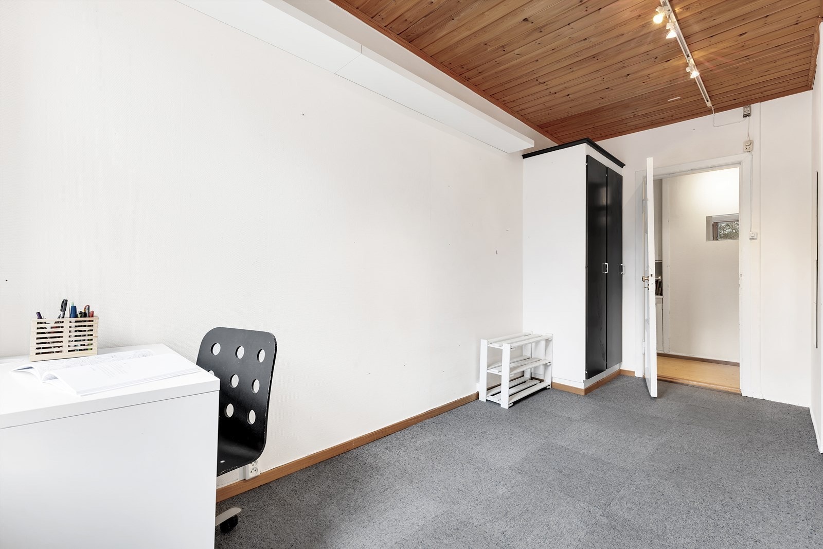 Soverom 3 med god takhøyde og store/dype vindu. 9,2 kvm. Galleribilde