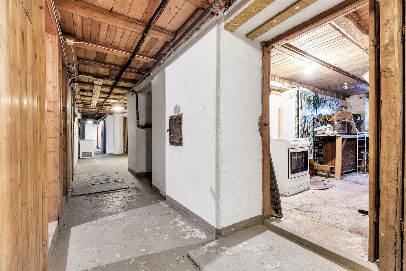 Kjelleretasje med bod og vaskerom. Boligen disponerer totalt 3 boder (1 på loft og 2 i kjeller) Galleribilde