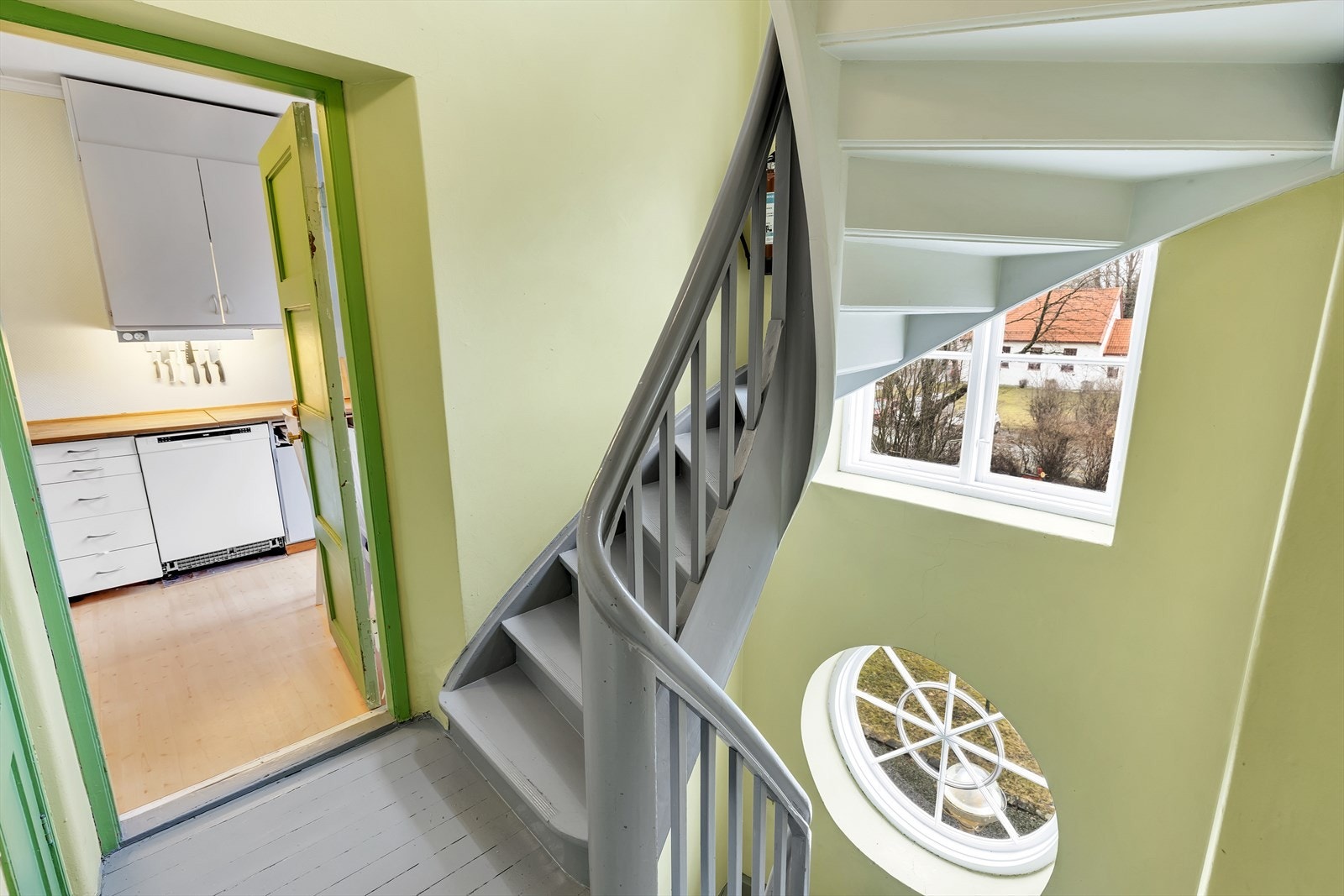 Baktrapp som fører til bakgård samt bod i kjeller. Det medfølger en mindre bod/skap i oppgangen i samme etg. Galleribilde