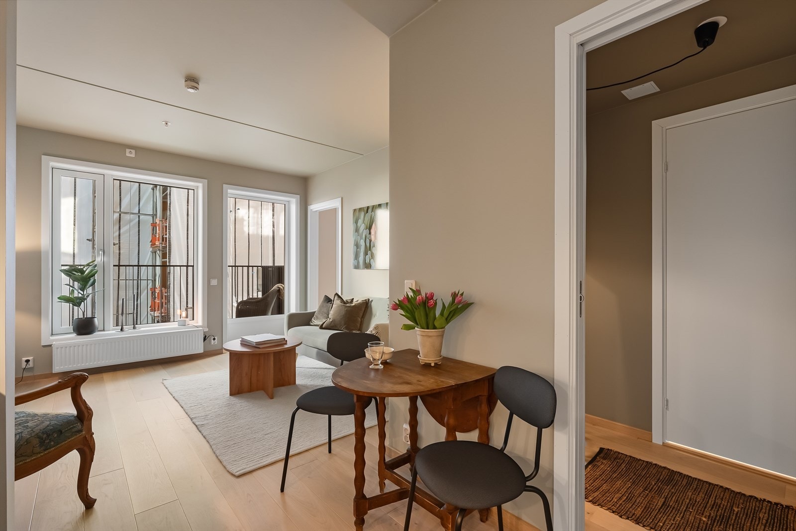 Store vindusflater slipper inn rikelig med naturlig lys. Galleribilde