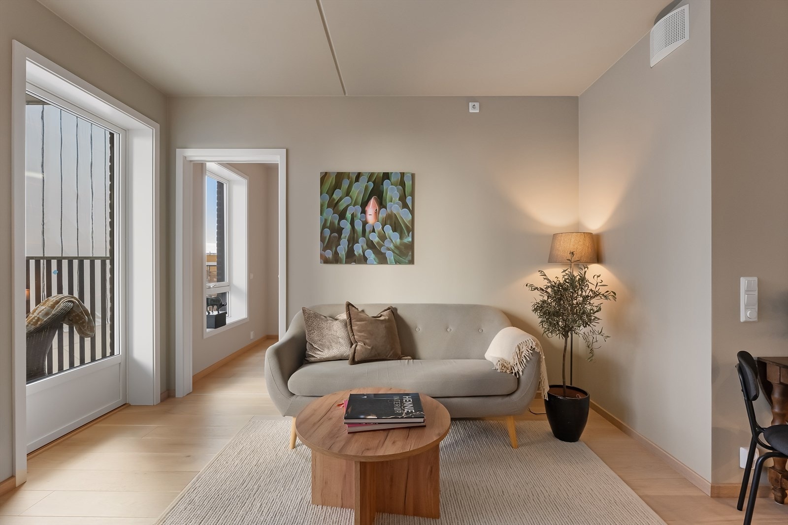 Slapp av med en bok eller serie. Galleribilde