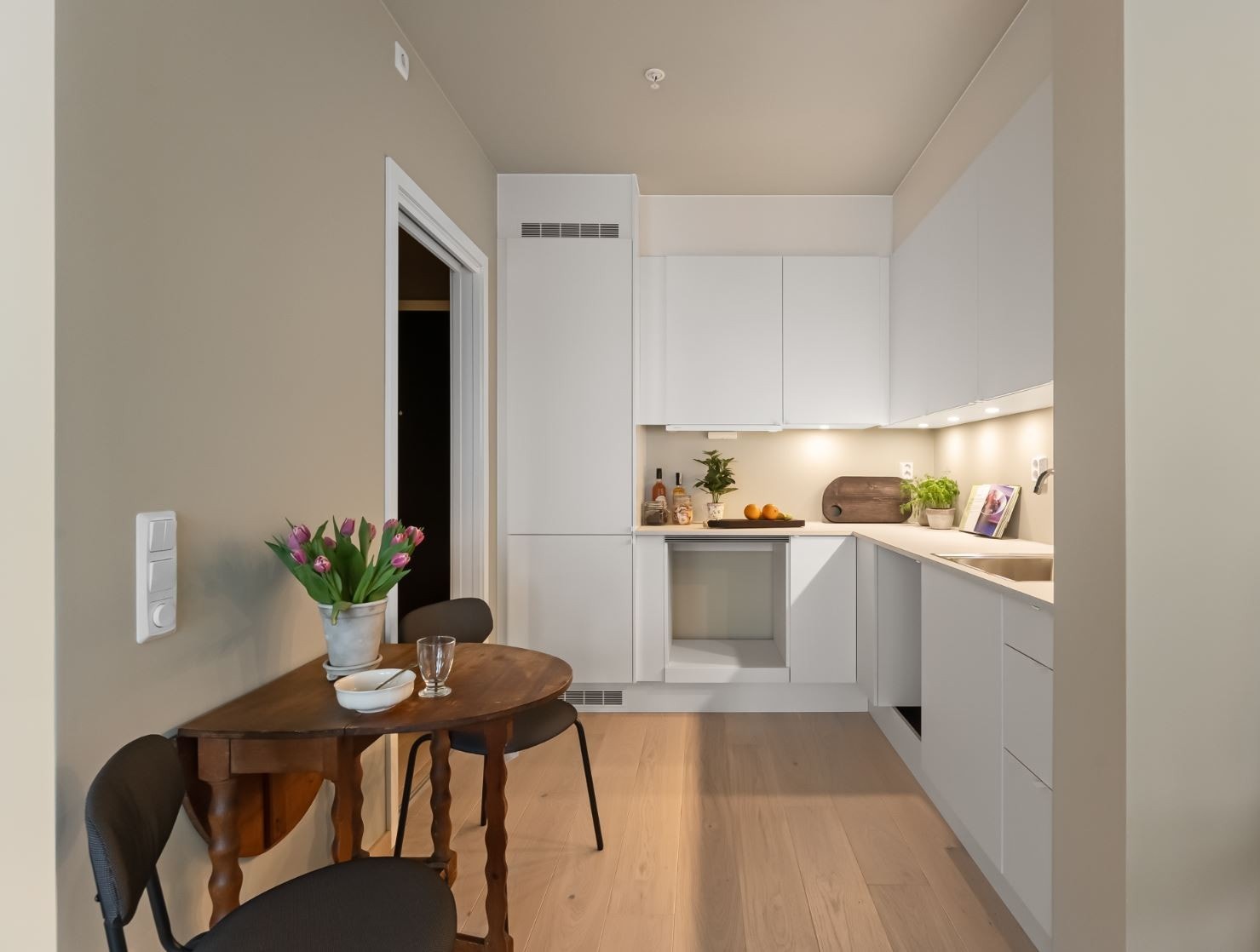 Kjøkkenet har plass til et trivelig bord. Galleribilde