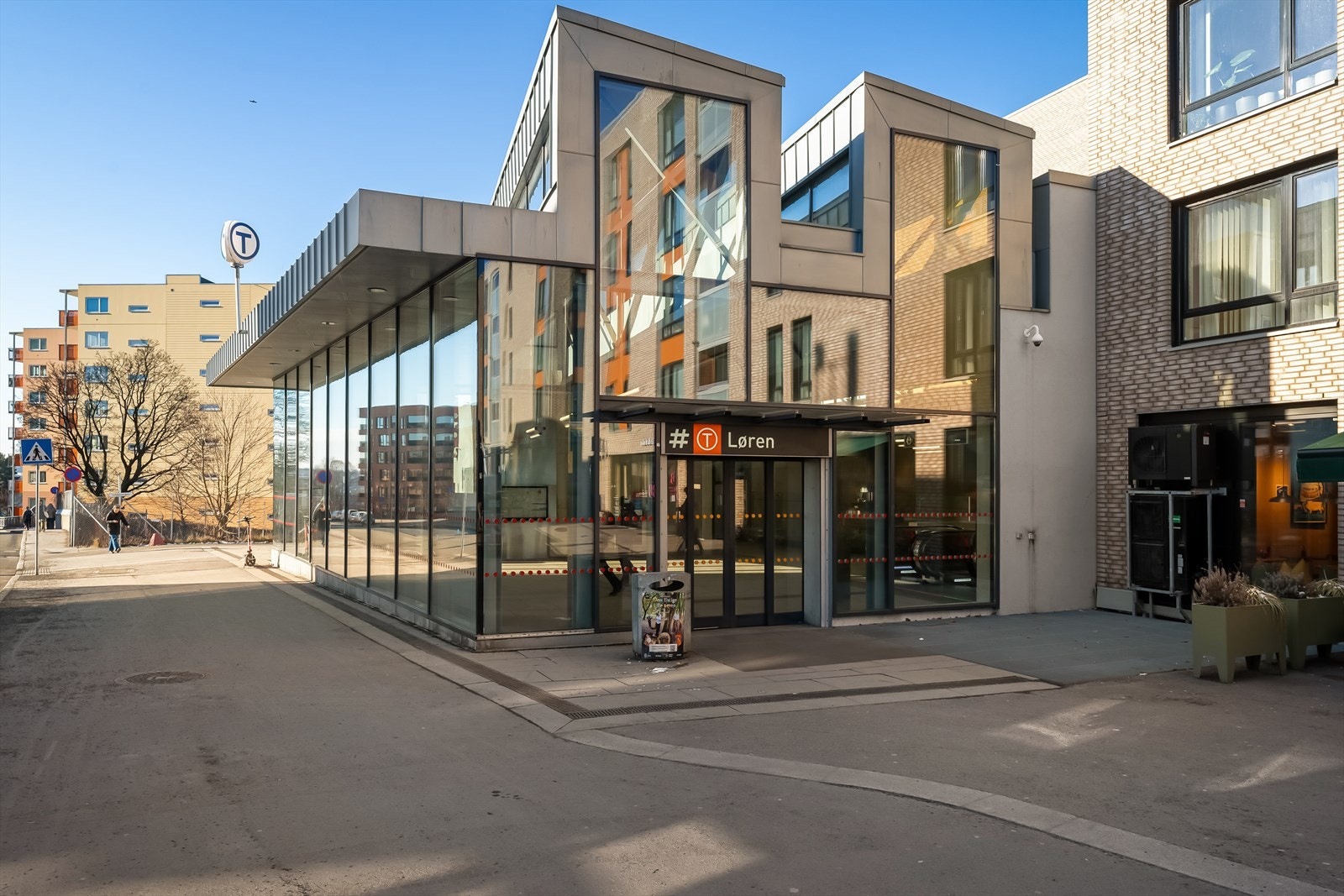 Det er kort vei til Løren eller Sinsen tbane, samt buss og flybuss. Galleribilde