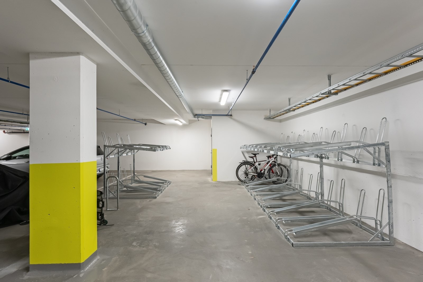 Det er godt med plasser til sykkel, samt felles sykkel verksted med vask. Galleribilde