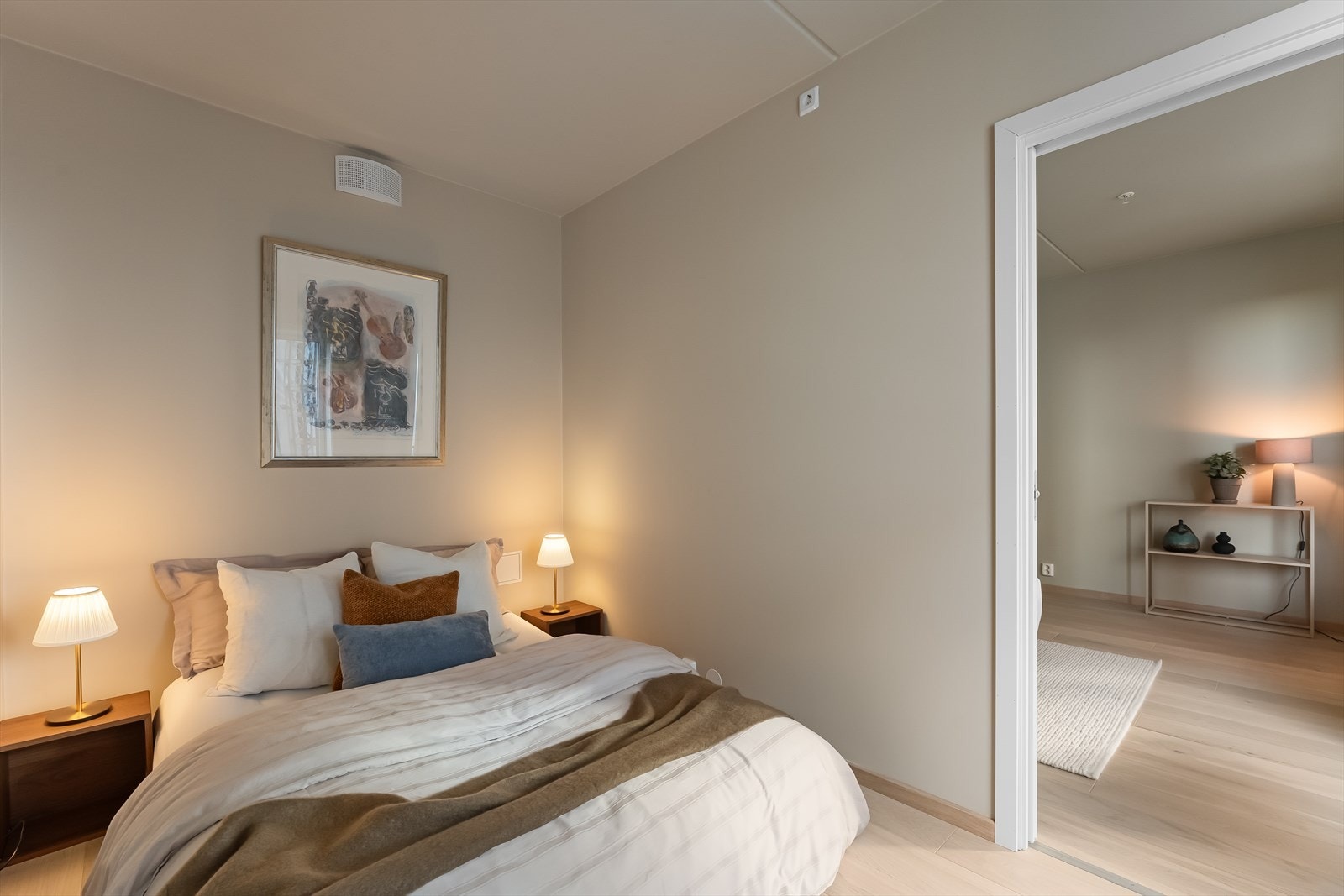 Plass til dobbeltseng. samt nattbord på begge sider av sengen. Galleribilde