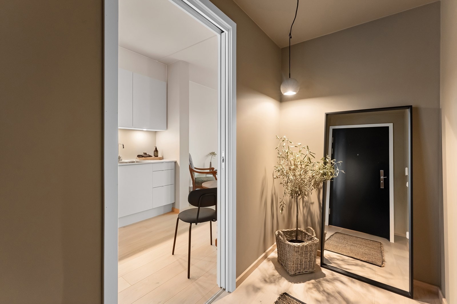 Praktisk skyvedør mellom gang og kjøkken. Galleribilde