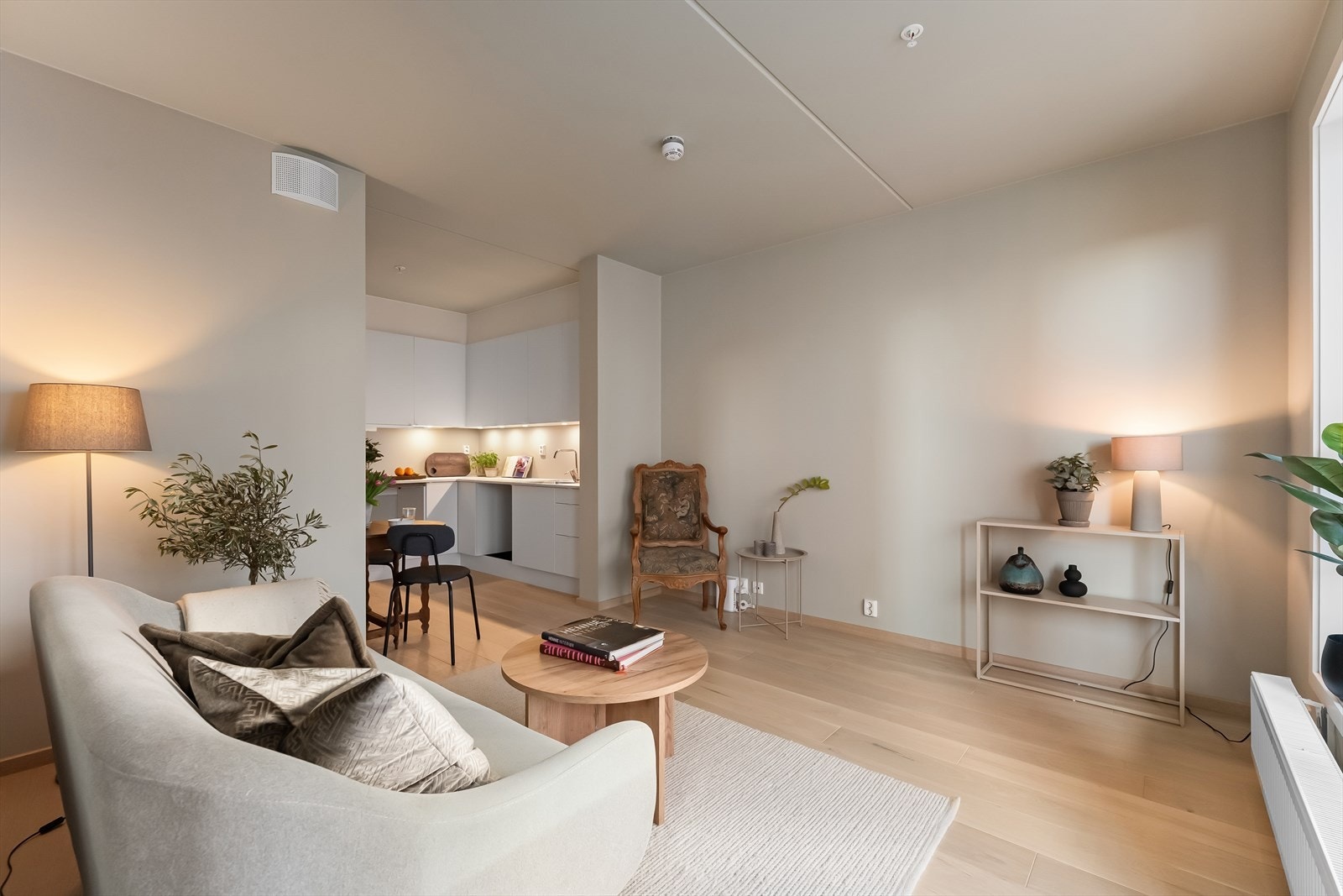 Kjøkkenet og stuen er med åpen løsning. Galleribilde