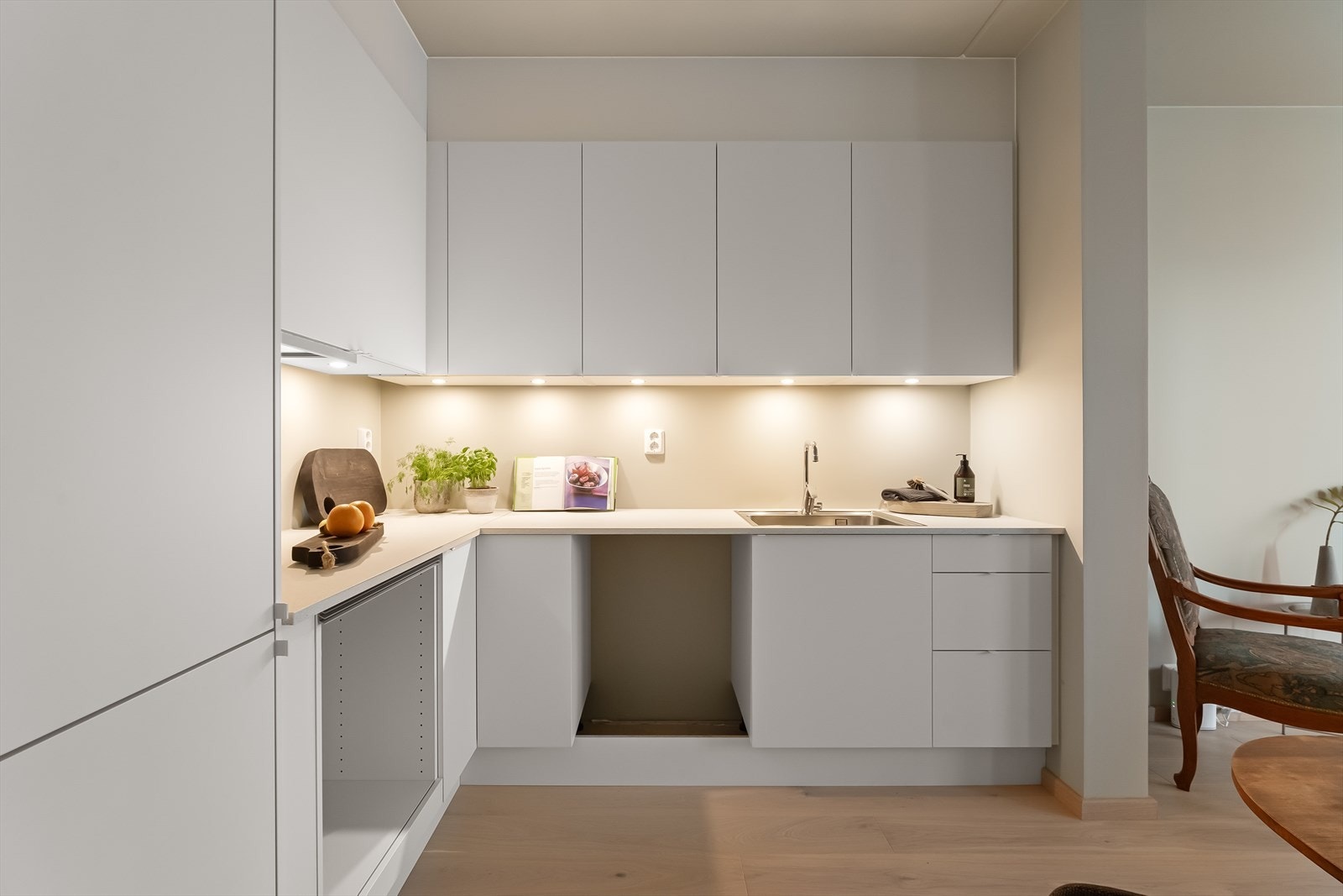 Praktisk L-kjøkken med spotter under skap for god belysning. Galleribilde