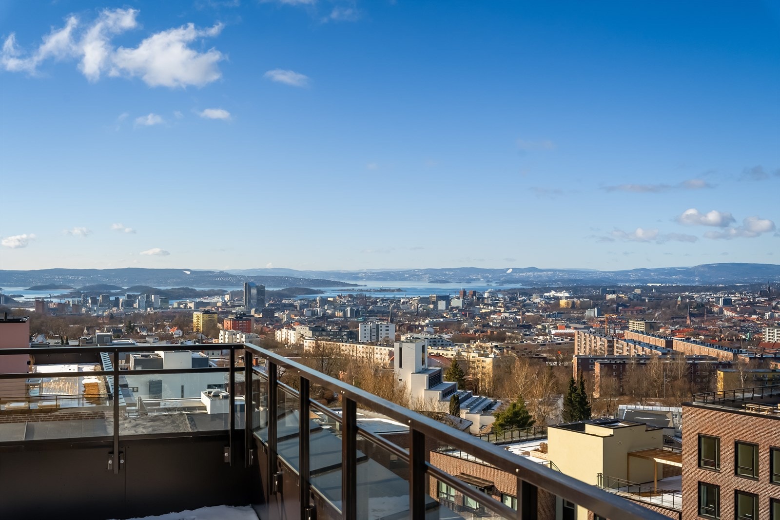 Fantastisk utsikt over Oslo fra takterrassen i 47. Galleribilde