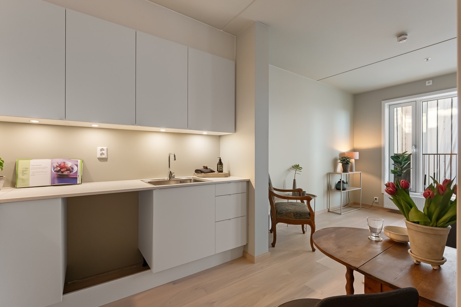 Kjøkkenet har gode arbeidsflater med benkeplate langs to vegger. Galleribilde