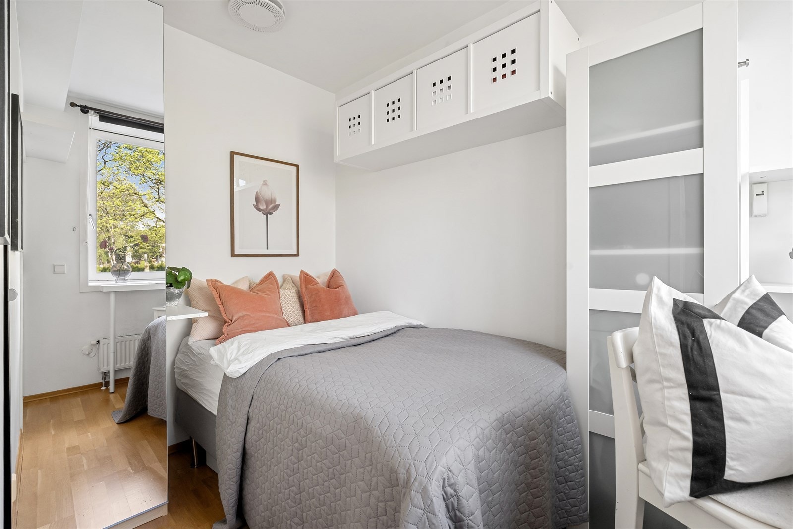 Soverommet har et skap med speilfronter og vegghengte hyller som gir rommet godt med lagringsplass. Galleribilde