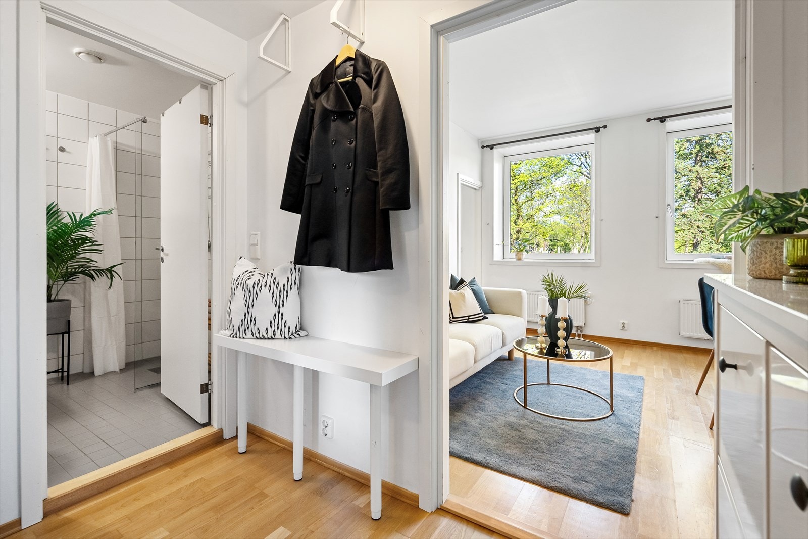 Stor og lys entré med parkett og hvite vegger. Galleribilde