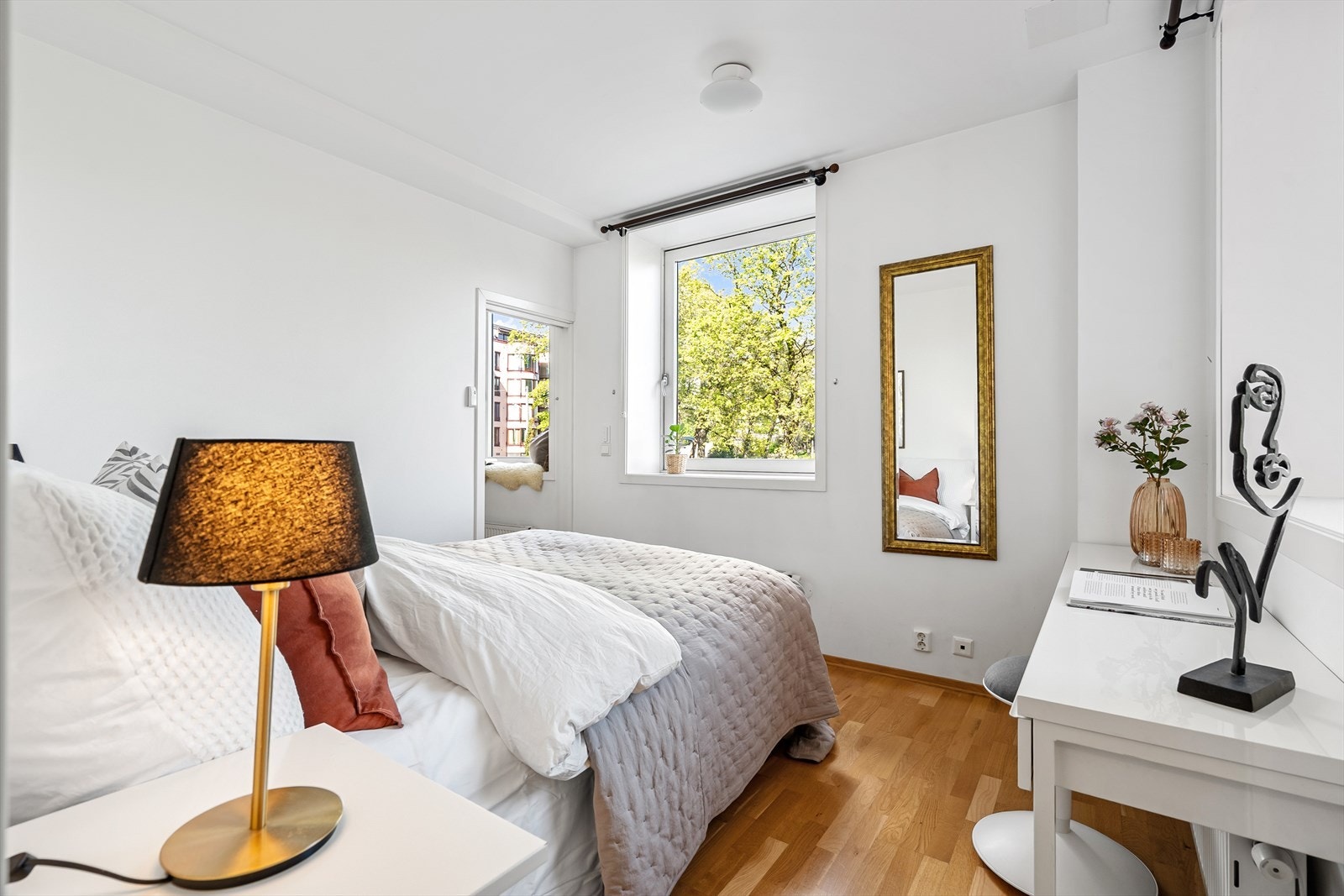 Herlig soverom i tilknytning til stuen. Her er det satt inn praktiske skyvedører inn til rommet. Galleribilde