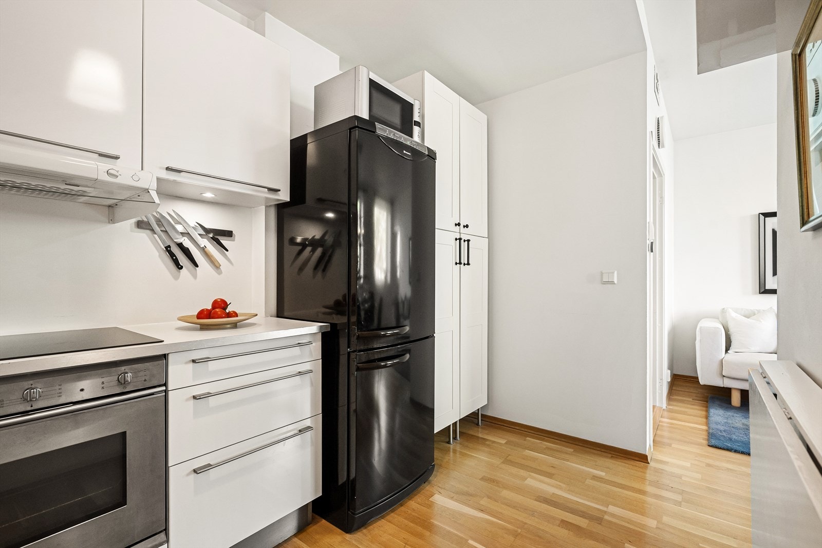 Kjøkkenbenken er folierte med nedfelt kum i rustfritt stål og belysning under skapene. Platetopp i induksjon fra april. Galleribilde