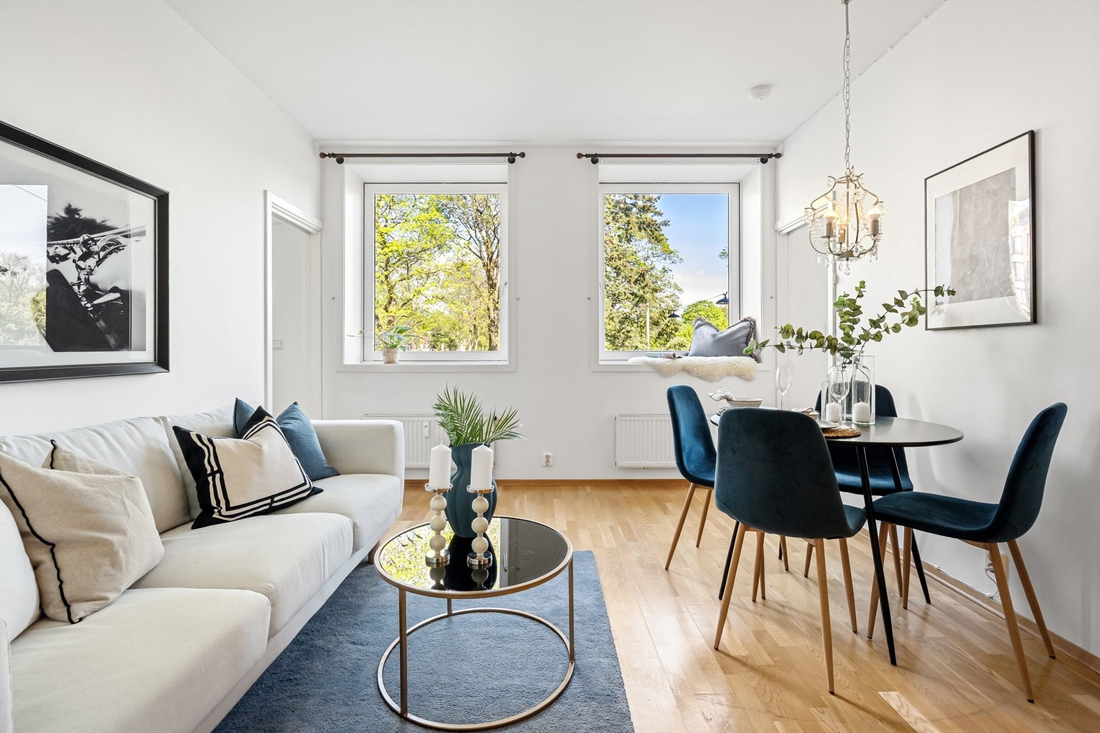 Her er det god plass til sofagruppe, tv-møblement og spisegruppe. Galleribilde