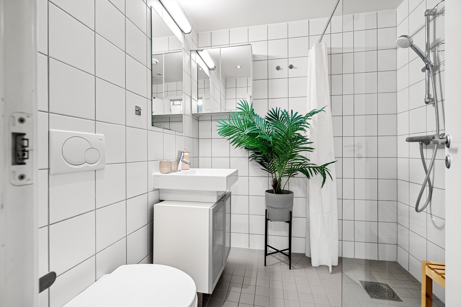 Klassisk flislagt bad med behaglig gulvvarme. Galleribilde