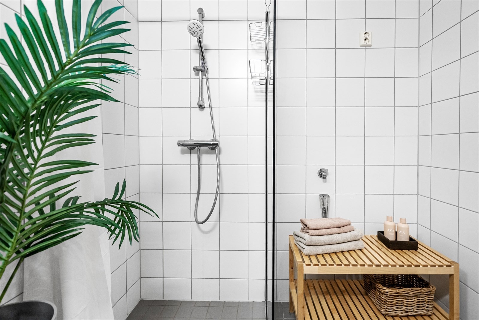 Utstyrt med dusjnisje, mekanisk avtrekk, opplegg for vaskemaskin, servantskap, stoppekran og veggmontert wc. Galleribilde