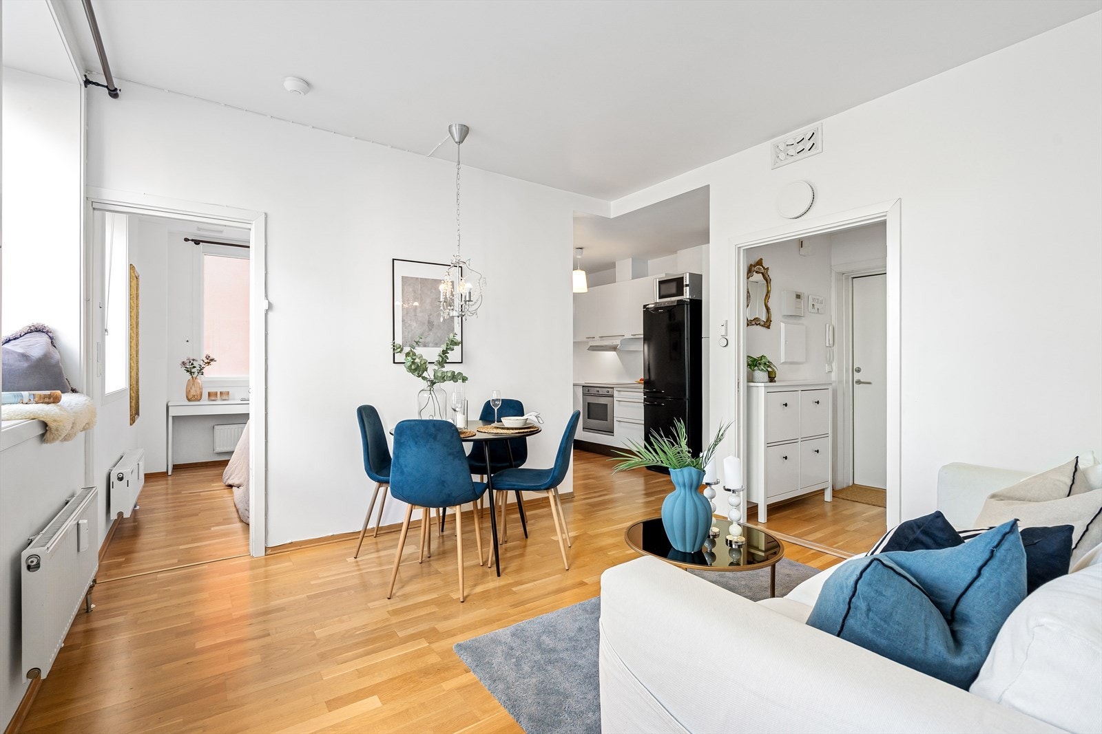 Stuen er lys og romslig med store vindusflater som sørger for godt med lysinnslipp. Galleribilde