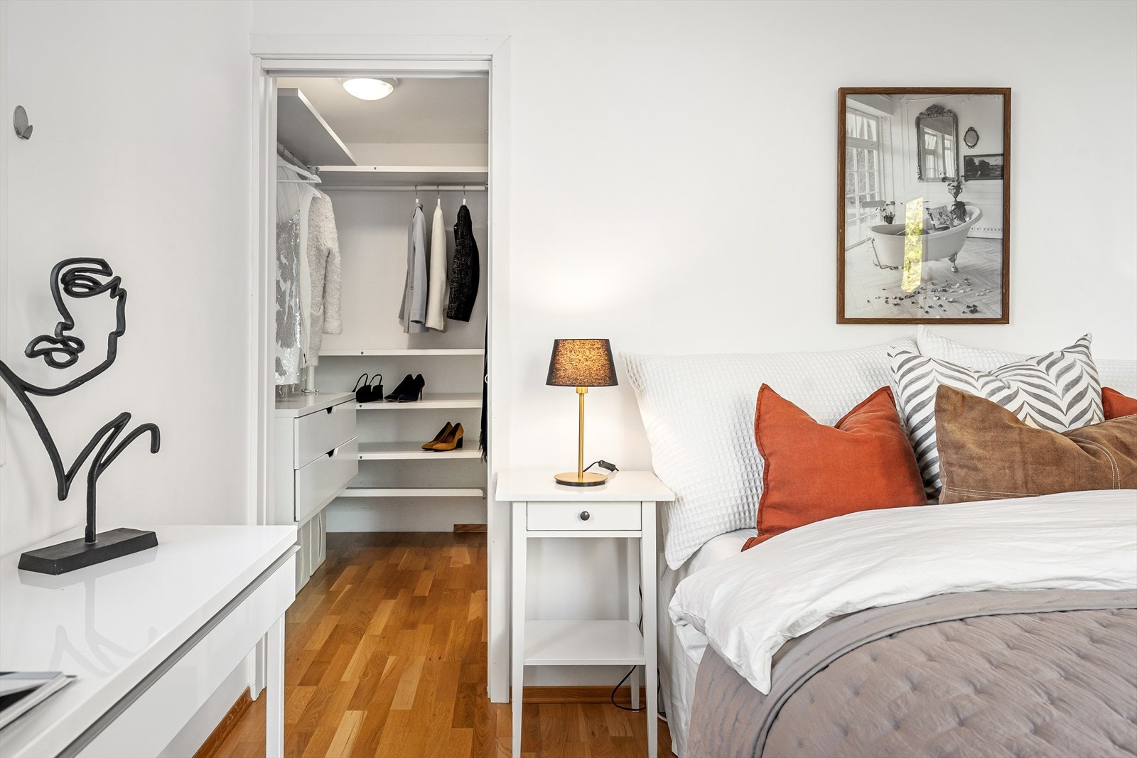 I tilknytning til det største soverommet finnes det et omkledningsrom med mye plass til oppbevaring av klær og sko. Galleribilde