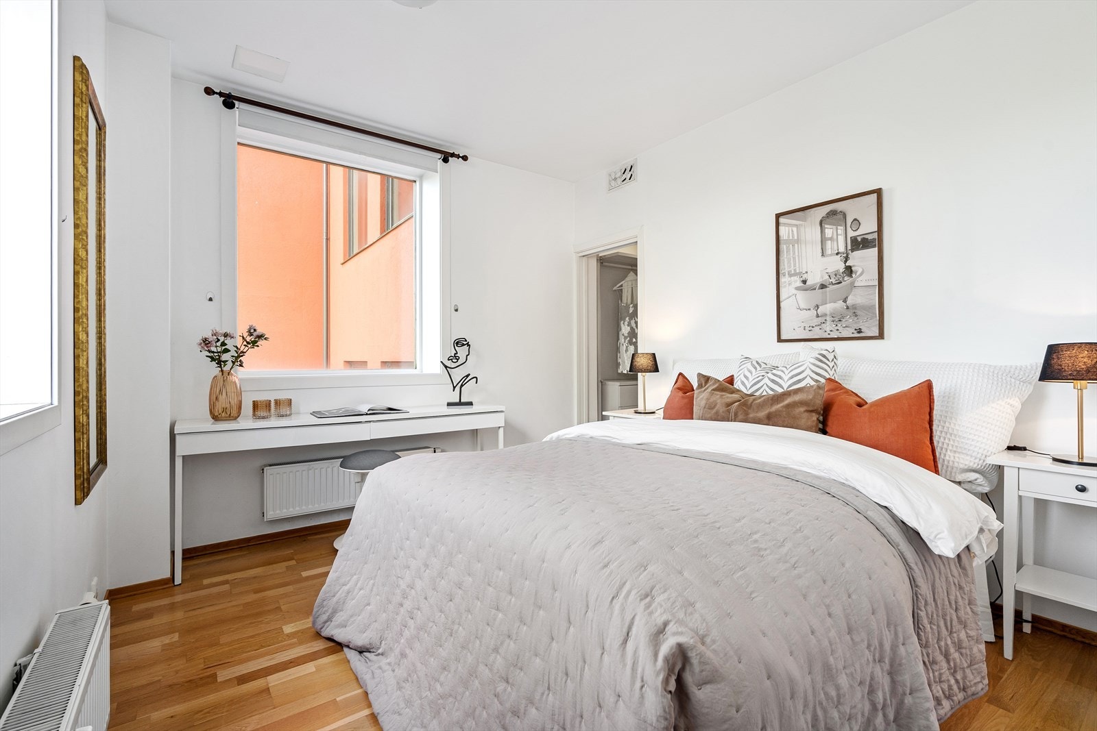 Her er det godt med lysinnslipp fra to store vinduer og det god plass til dobbeltseng, nattbord og pult. Galleribilde