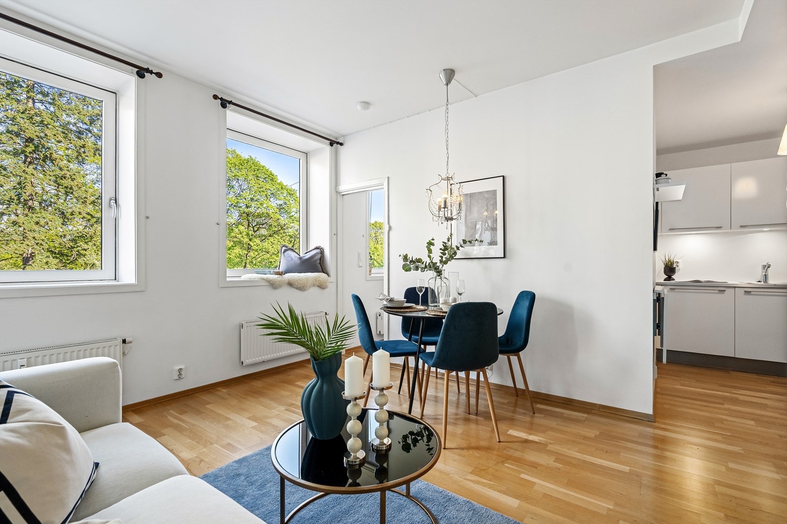 Stuen har tilknytning til kjøkkenet som gjør det til en sosial sone, perfekt for sammenkomster. Galleribilde