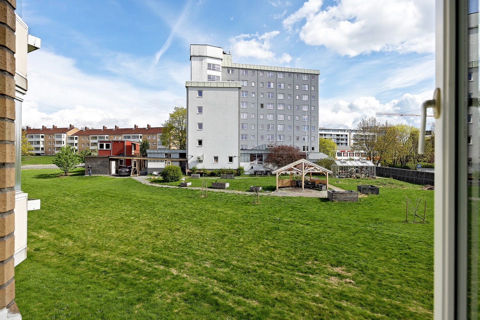 Store grøntområder rundt blokken Galleribilde