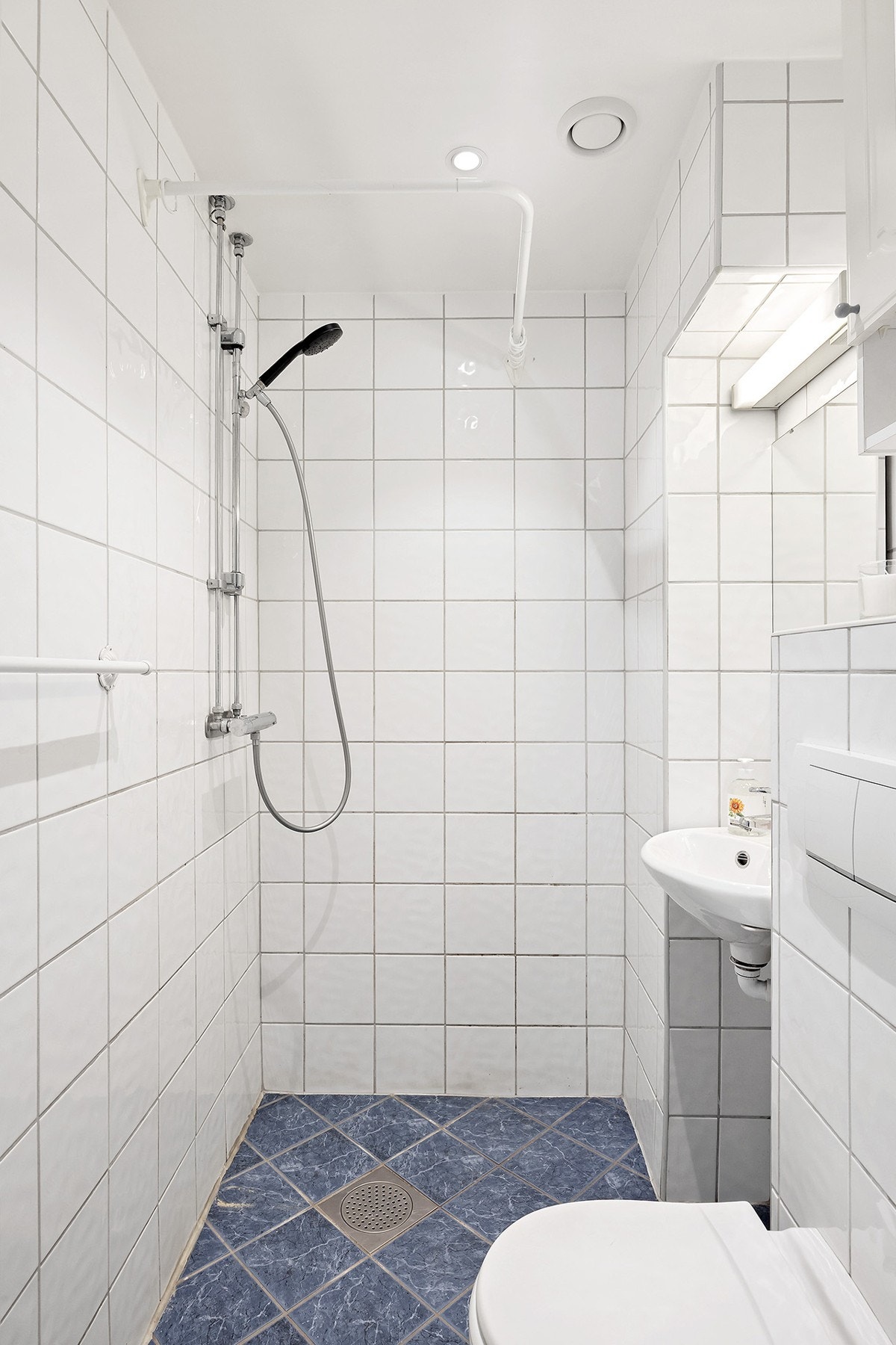 Baderom med vegghengt klosett og downlights i tak Galleribilde