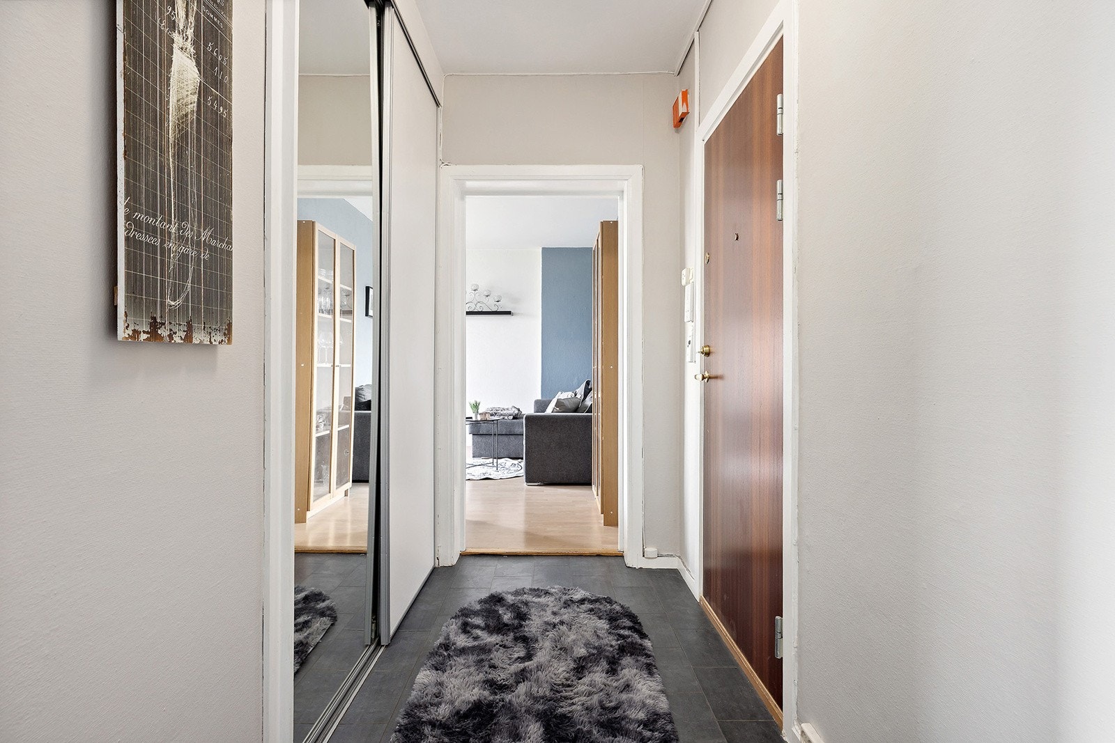 Entré med skyvedørsgarderobe og fine muligheter for oppbevaring av sko og yttertøy Galleribilde