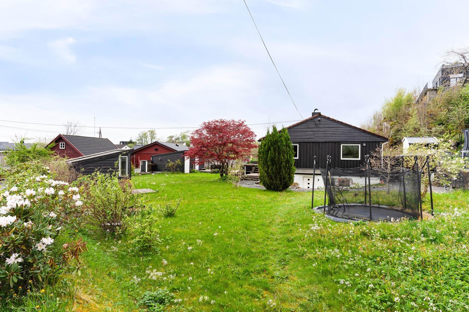 Eiendommen ligger idyllisk og fint til, men samtidig veldig sentralt. Galleribilde