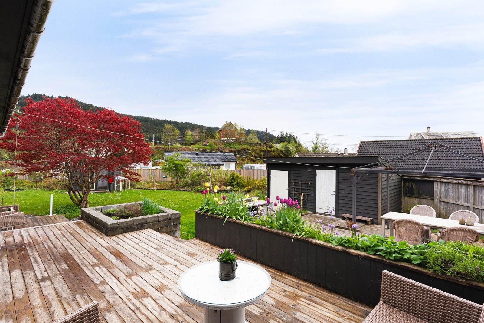 Du har uendelig med plass til å boltre deg på, og terrassen er lun og fin. Galleribilde