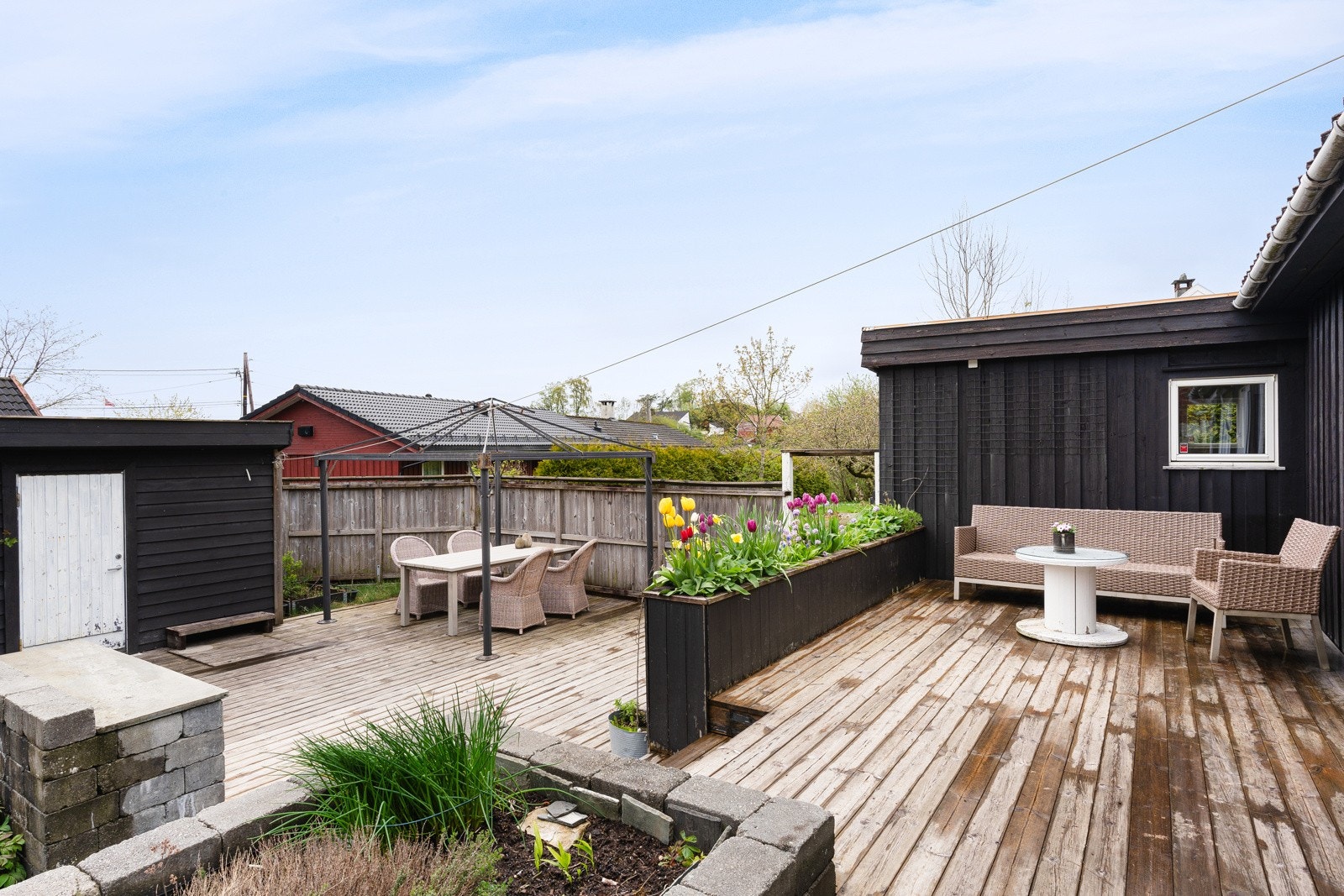 Fra stuen har man tilgang til en fantastisk terrasse og hage med solen helt til 22:00 om sommeren. Galleribilde