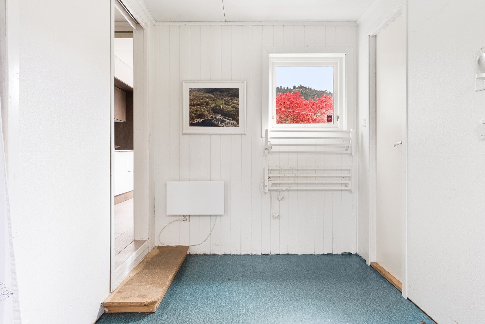 Entréen med tilgang fra parkeringsplassen og inn til kjøkken/stue. Galleribilde