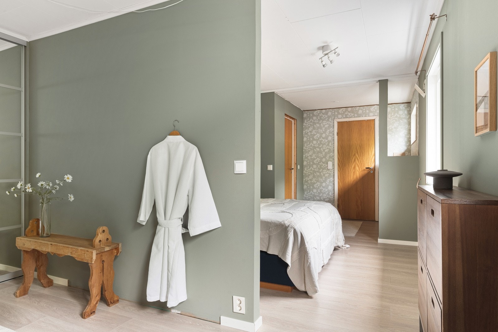 Hovedsoverommet ligger med praktisk plassering i forhold til badet, og rommer hele 12,7kvm. Galleribilde
