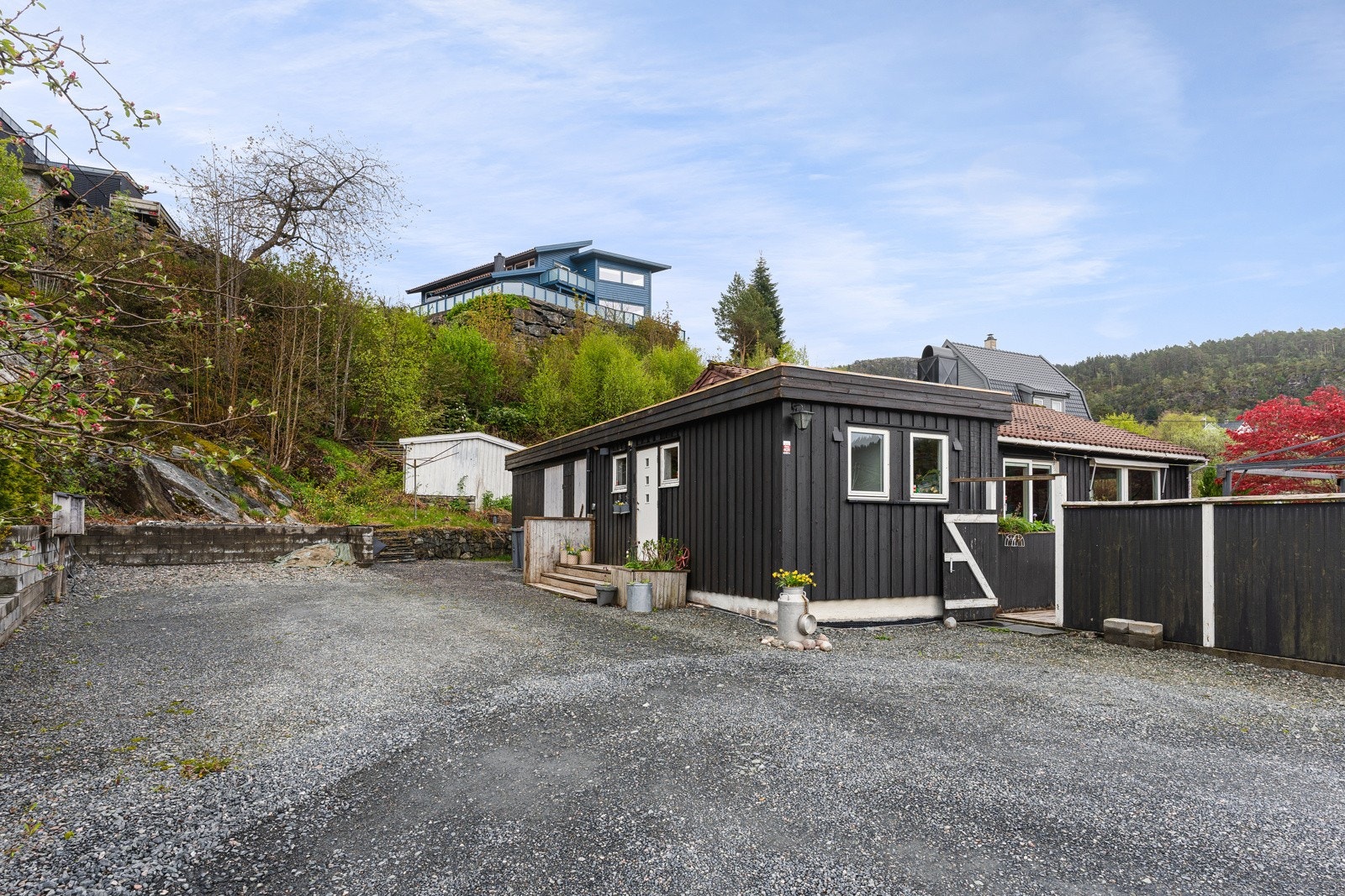 Kollektivtilbudet i nærheten er bra, med gangavstand til nærmeste busstopp. Med bil bruker man 20 min til Bergen sentrum. Galleribilde