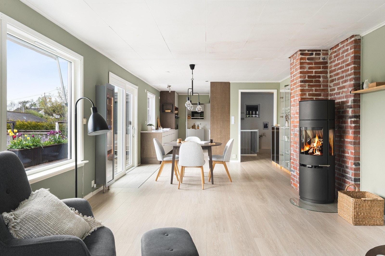 Videre inn igjen i stuen har du stor og god plass. Gulvene er ny fra 23´. Galleribilde