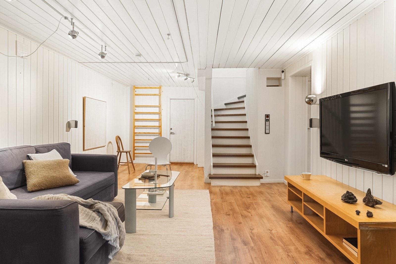Selger har bygget ut hele underetasjen med to soverom, bad, kjellerstue og god bodplass. Det er ikke søkt og godkjent hos kommunen. Galleribilde