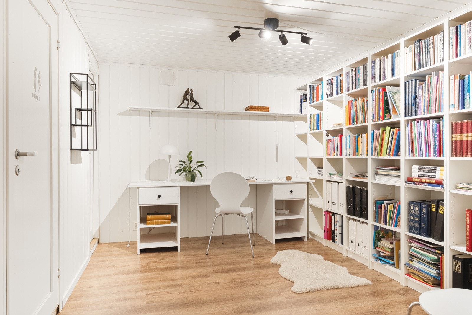 Fungerende kontor/ biblo. Kan også innredes som et kjøkken ved tenkt utleiedel. Galleribilde