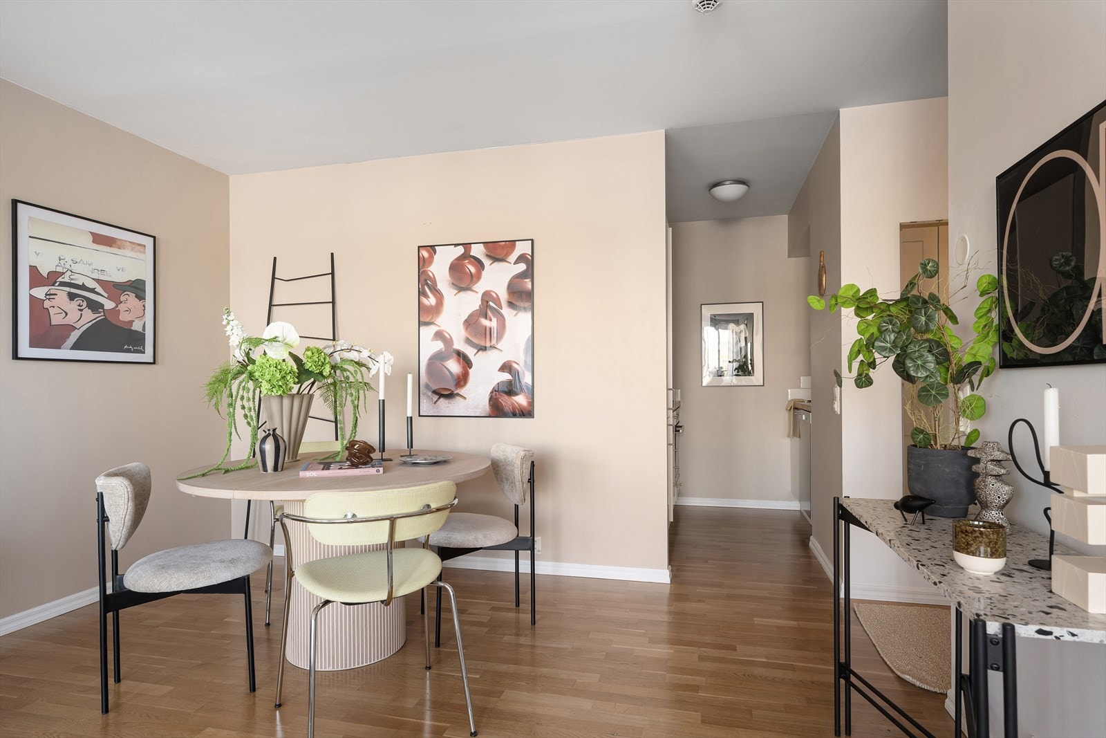 Takhøyde målt til 2,43 m. i stue Galleribilde