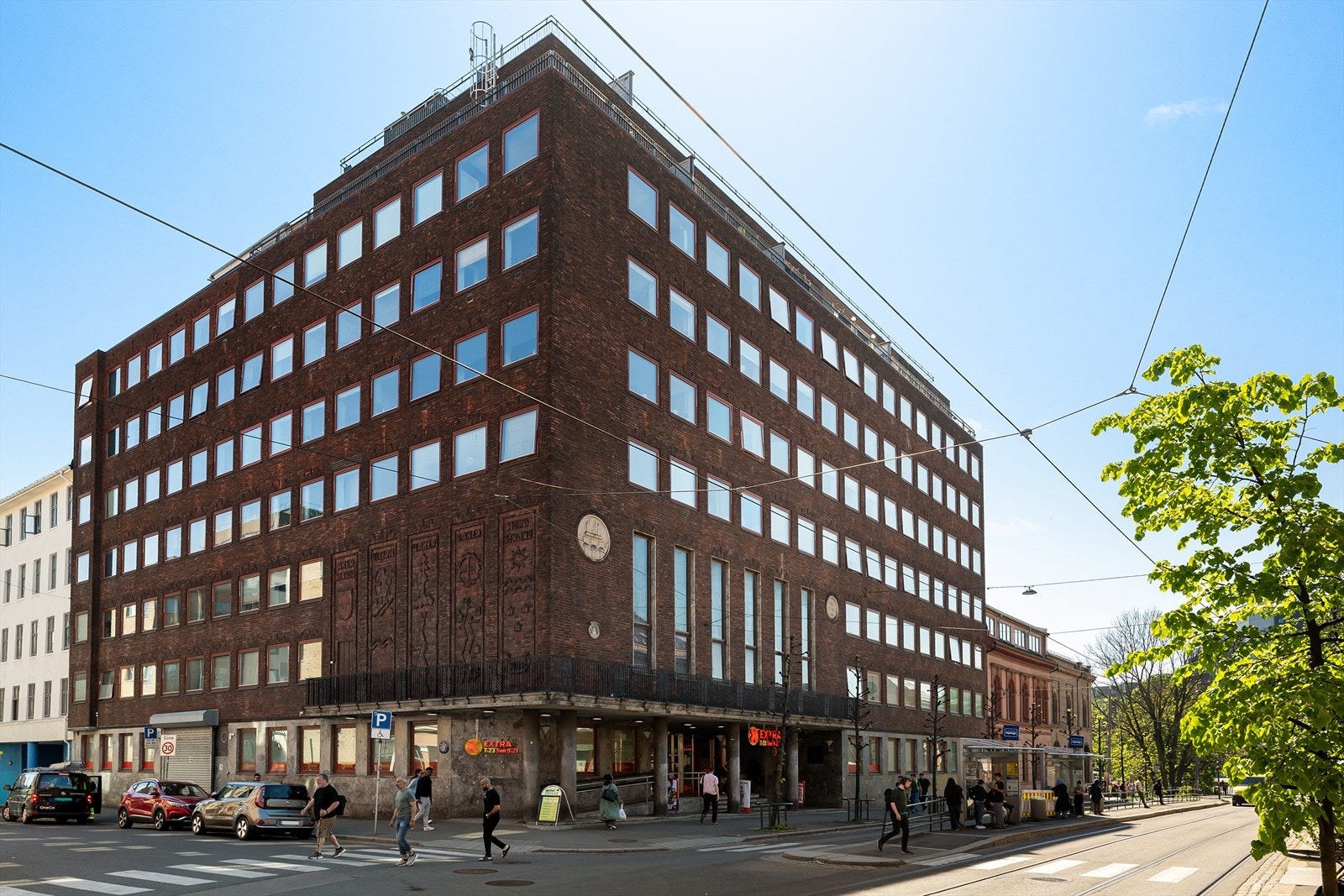 Bygningen er for mange kjent som gamle Aker Rådhus og ble omgjort til leiligheter i 2005 Galleribilde