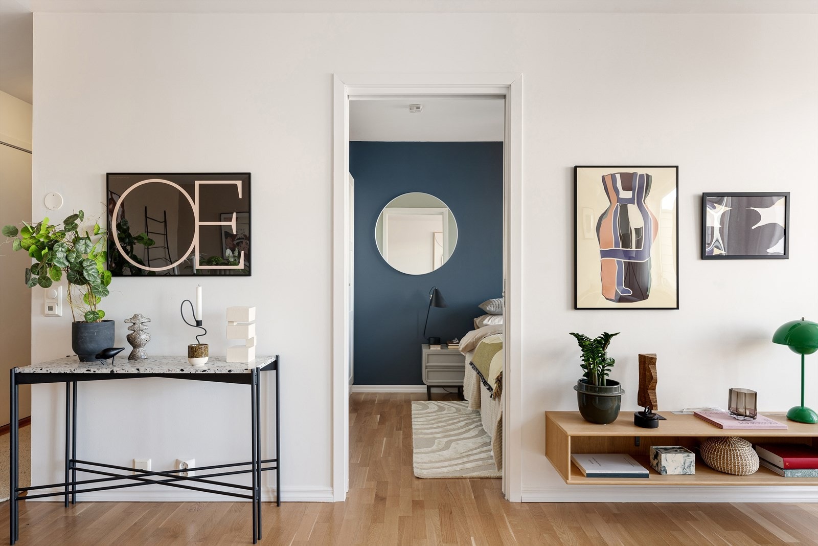 Fra stuen er det inngang til et romslig soverom Galleribilde